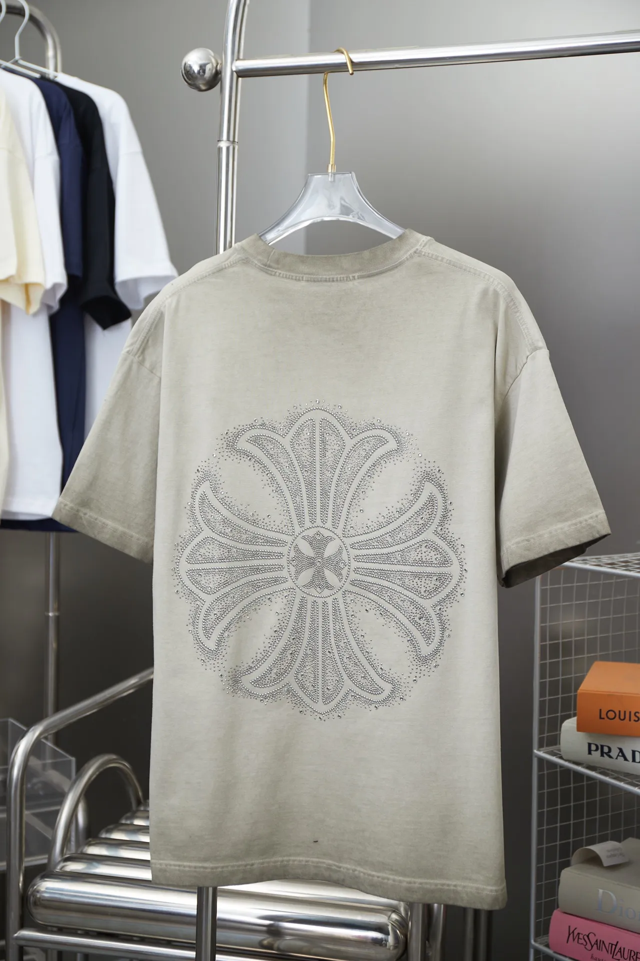 🅿️220 Chrome Hearte 25SS early spring new model, hot diamond short sleeves, light luxury, a must-have item for daily commuting for men and women, correct version, welcome to compare, detailed features · 280 grams of 100% pure cotton double yarn jersey fabric · Special thickened 32 pieces of double-strand 1X1 thread in the same vat · Imported Australian matte pearlescent diamonds. Ready-made garments are dyed and then faded and fried with snowflakes. Then wash to make it look old. General washing improves the effect · Double-needle stitching across seams · Original main mark, washed tag, branded moisture-proof paper packaging Color: black/apricot/grey/military green Size: S/M/L/XL